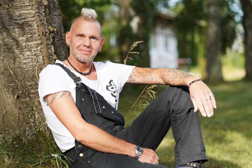 Thomas W., 48, aus Niedersachsen
Schon als kleiner Junge begeisterte sich Thomas aus Niedersachsen für die Landwirtschaft und den Hof seiner Eltern. Im Alter von drei Jahren half der Ostfriese seinem ersten Kälbchen auf die Welt, seitdem war für den heute 48-Jährigen klar: „Ich werde Landwirt.“ Heute arbeitet Thomas im Haupterwerb als Viehhändler und betreibt im Nebenerwerb seine eigene Rinderzucht. Zu 40 Rindern gesellen sich außerdem zwei Pferde, eine Katze und ein Hund. Seine Freizeit verbringt der HSV-Fan gerne beim Fußball oder mit seinen Freunden. Mit in seinem Haus leben in separaten Wohnungen auch die zwei erwachsenen Kinder seiner Ex-Freundin. Zu ihnen hat der Ostfriese ein sehr inniges Verhältnis, stellt aber fest: „Jeder von uns lebt inzwischen sein eigenes Leben.“ Dem 1,80 Meter großen Thomas ist in einer Partnerschaft eines besonders wichtig: „Ich suche eine gleichberechtigte Partnerin. Sie soll für mich da sein, ich für sie – wir füreinander. Und sie sollte so normal-verrückt sein, wie ich es bin.“