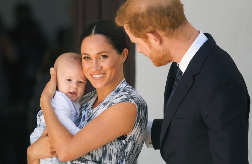 Die Neu-Mama präsentiert stolz ihren Nachwuchs. Sohnemann Archie wird für gewöhnlich von dem Blitzlichtgewitter abgeschirmt.