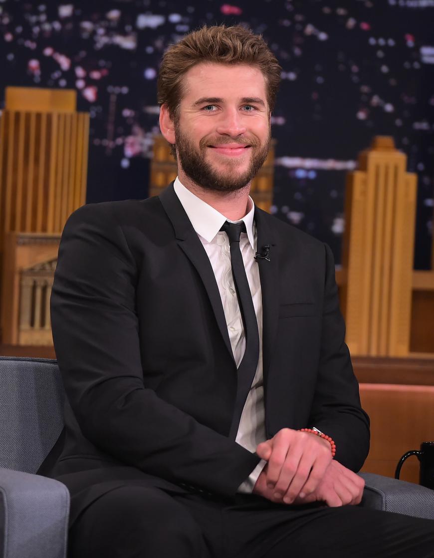 Liam Hemsworth schwebt wieder auf Wolke sieben. Der Schauspieler wurde knutschend und Händchen haltend mit einer Blondine gesichtet.