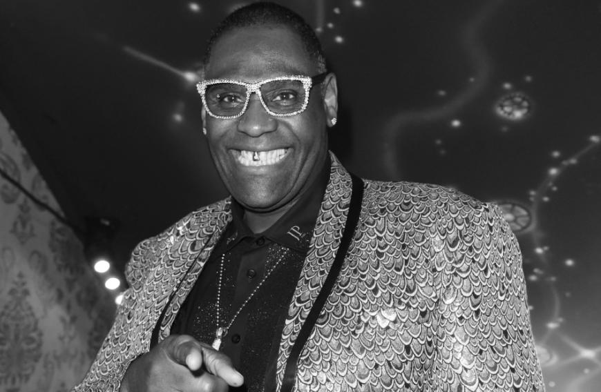 Im Alter von nur 57 Jahren erlag Alphonso Williams am 12.10. seinem Krebs-Leiden. Der ehemalige DSDS-Gewinner litt unter Prostata-Krebs und soll sich neun Wochen lang vor seinem Tod in Behandlung befunden haben. Noch wenige Tage zuvor meldete sich die Familie des Sängers via