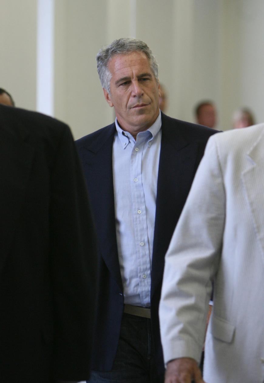 Angeblich soll der Royal eng mit dem verstorbenen Investmentbanker Jeffrey Epstein befreundet gewesen sein, der jahrelang minderjährige Mädchen sexuell missbraucht und zur Prostitution angestiftet haben soll.