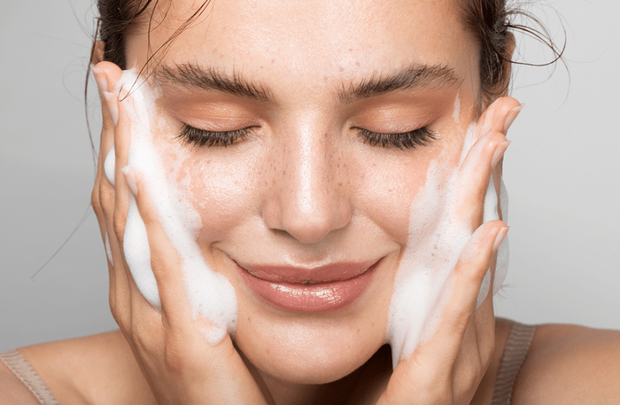 Doppelt hält besser! Aus diesem Grund ist Double Cleansing jetzt der Trend in Sachen Gesichtsreinigung.