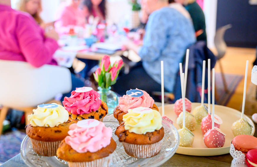 Natürliche wurde auch für das leibliche Wohl gesorgt. Ganz nach dem Motto “Pink” kamen die Cupcakes mit Toppings in verschiedenen rosafarbenen Abstufungen daher und auch Cakepops und Macarons orientierten sich an dem Ton der Aktion.