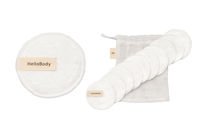 Einfach auswaschen, trocknen und wiederverwenden! Ein Schritt weiter in Richtung bessere Welt: Mit den neuen, natürlichen und waschbaren Kosmetikpads zeigt HelloBody erneut Verantwortung für die Umwelt. Die samtweichen Beauty-Helfer aus Bambus- (80 %) und Baumwollfasern (20 %) sind schonend zur Haut, besonders langlebig und hilfreich, um den täglichen Beauty-Müll zu reduzieren. Pads und Verpackungen sind komplett plastikfrei! Das im Pack ebenfalls enthaltene Waschnetz verhindert, dass ein Pad während des Waschgangs verloren geht, eignet sich ganz nebenbei super, um die benutzten Pads zu sammeln, bevor es in die Waschmaschine geht. Hier kannst du die natürlichen Kosmetikpads im 10er-Pack für ca. 18 Euro shoppen.