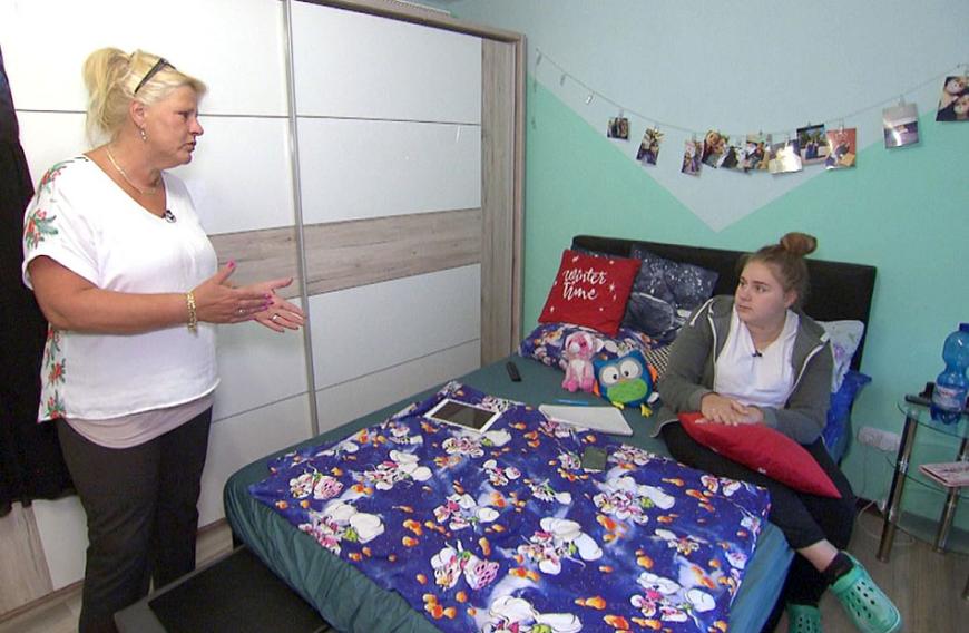 Estefania wurde mit starken Kopfschmerzen ins Krankenhaus eingeliefert. Jetzt ist sie wieder zu Hause und muss sich ausruhen. Betreuung von Mama Silvia gibt es leider nicht ...