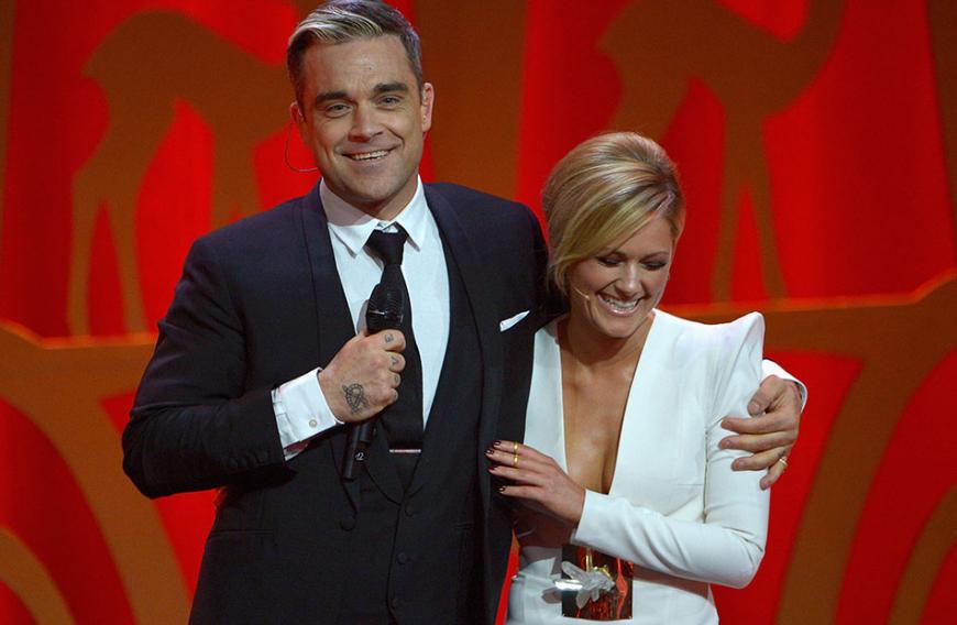 Robbie Williams angelt sich Helene Fischer.