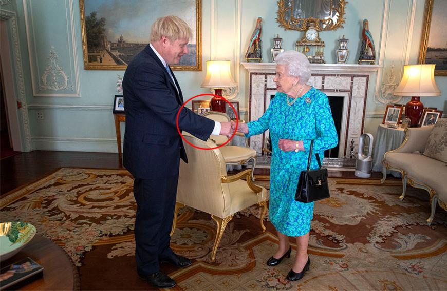 Im Juli 2019 hat die Queen Boris Johnson im Palast empfangen. Im Hintergrund, auf dem kleinen Tisch, ist ein Bild von Herzogin Meghan und Prinz Harry in einem silbernen Rahmen zu sehen.