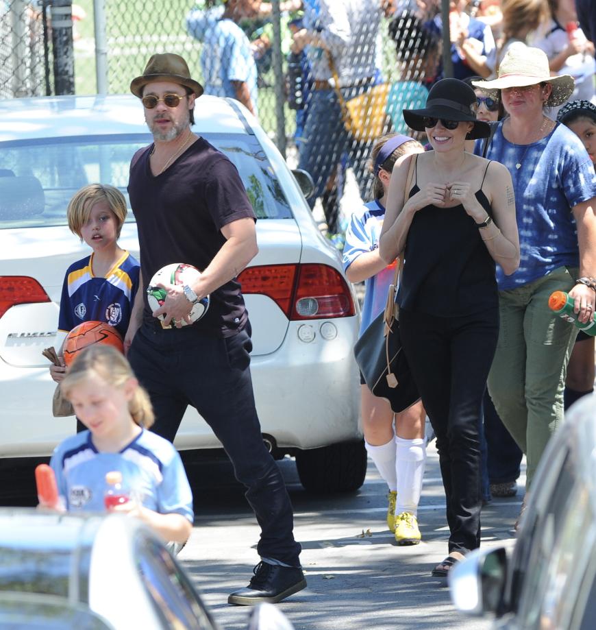 Die 13-Jährige vermisst ihren geliebten Papa Brad Pitt heftig und leidet immer noch stark unter der Scheidung ihrer Eltern.