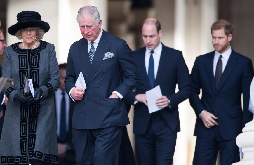 Die britische Presse spricht bereits von der größten Krise der Monarchie seit Jahren, die lawinenartig anwuchs, seit Harry eine Fehde mit seinem Bruder William bestätigte. Die Queen erwarte nun von ihrem Nachfolger Charles (l.), dass dieser die zerstrittenen Enkelsöhne wieder vereint.