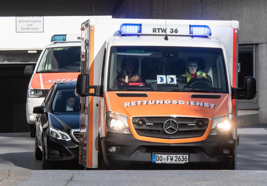 Ein Rettungswagen gefolgt von einem Notarztwagen verlässt das Gelände der Westfalenhalle.