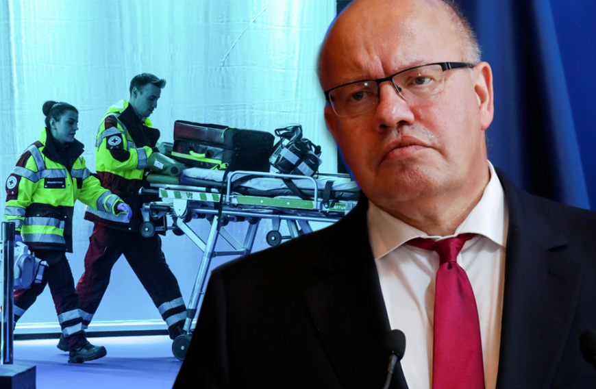 Mitarbeiter des Rettungsdienstes kommen in die Westfalenhalle, nachdem sich Wirtschaftsminister Peter Altmaier (CDU) verletzt hat. Altmaier ist nach seiner Auftaktrede beim Digitalgipfel in Dortmund beim Gang von der Bühne schwer gestürzt.