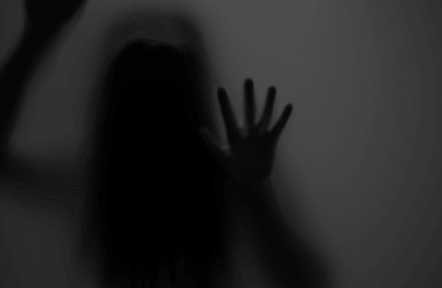 Wir haben für dich die ultimativen Film- und Serien-Tipps für einen Halloween-Abend, an dem du anschließend sicher kein Auge zubekommen wirst.