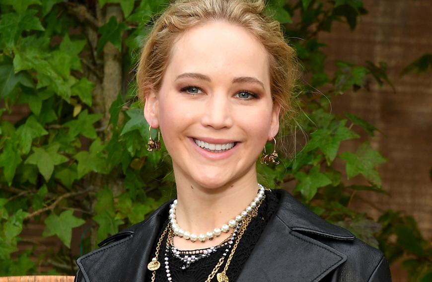 Oscar-Gewinnerin Jennifer Lawrence reinigt ihre Haut mindestens einmal pro Woche mit einem milden Peeling.