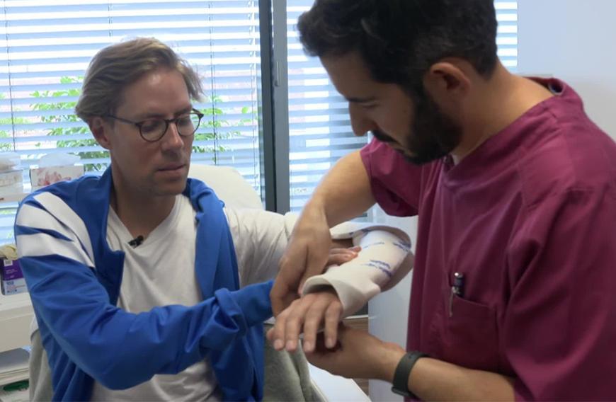 Jens Hilbert ist bei einem Bremsversuch auf Kufen auf seinen Arm gestürzt. Die Diagnose in der Klinik: Radiusknöpfchenfraktur, ein Riss im Knochen des Ellbogengelenks.