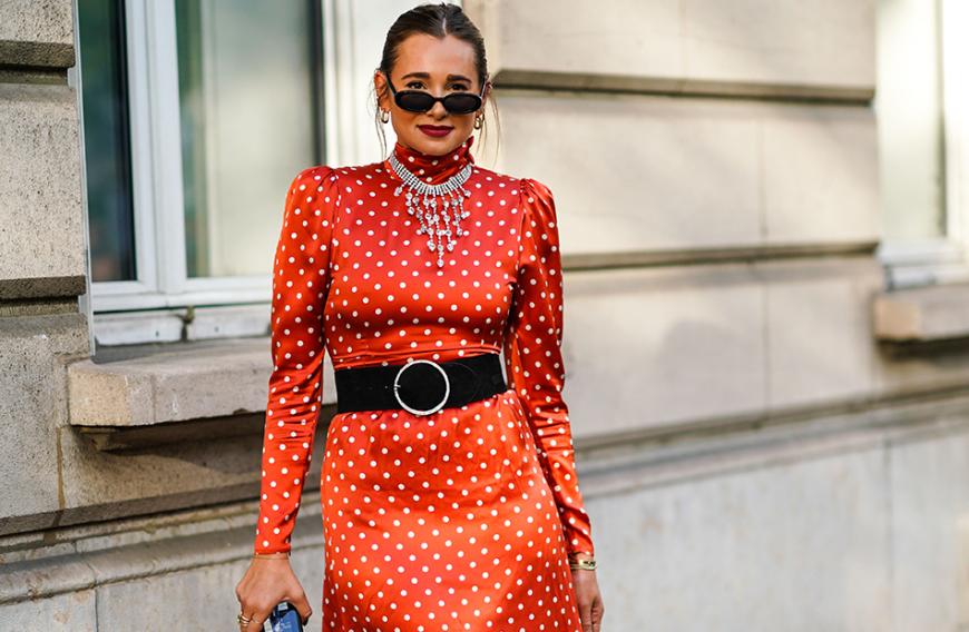 Verspielte Polka Dots sorgen für feminine Rundungen.