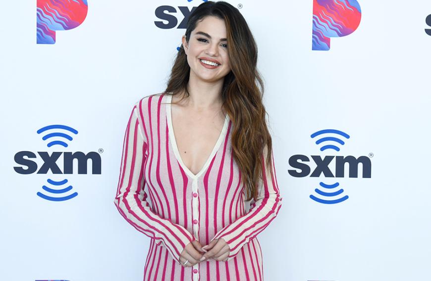 Selena Gomez setzt zum Beispiel auf Clear-Stripes, die eine porentiefe Reinigung versprechen.