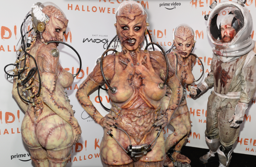 2019: Heidi sorgt für einen echten Schock-Faktor in ihrem Zombie-Alien-Kostüm mit offengelegten Innereien und riesigen Schrauben auf der Monster-Haut. Neben ihrem wohl gruseligsten Kostüm aller Zeiten wirkt Ehemann Tom in seinem 'blutüberströmten' Astronautenanzug fast harmlos.