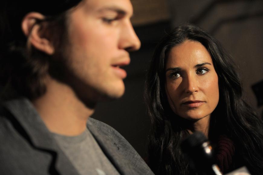 Nachdem Ex-Frau Demi Moore in ihrem Buch pikante Details über den Schauspieler veröffentlicht hat, soll der seinen Kummer im Alkohol ertränken.