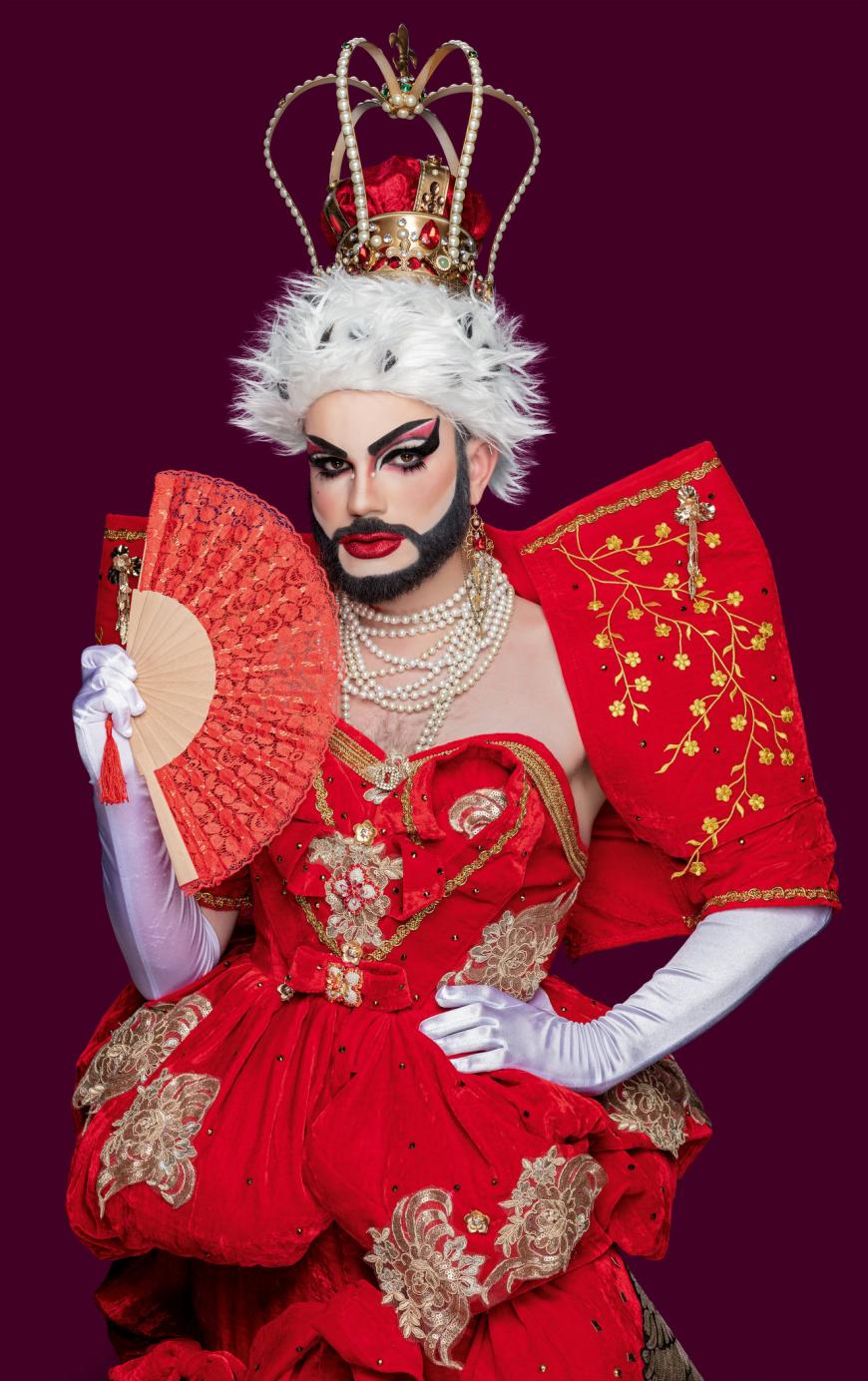 Bambi Mercury, 32, aus Berlin (Instagram: bambi_mercury)
Rehaugen, Tattoos, Bart – das sind die Markenzeichen von Bambi Mercury. Schon im Kindergarten entdeckte Bambi ihre Faszination für die Verwandlung. Damals verkleidete seine Mutter ihn zu Karneval als Rotkäppchen. Mit ihren einzigartigen braunen Kulleraugen erinnerte sie bereits in ihrer Kindheit an die Disney-Figur Bambi.