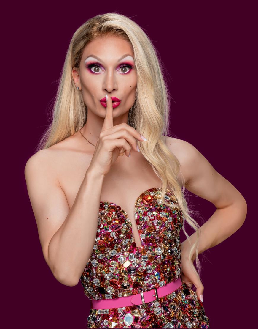 Candy Crash, 32, aus Berlin (Instagram: thecandycrash)
Die Drag Queen aus dem Schlaraffenland. Als sie das erste Mal als Drag Queen auf die Straße gegangen ist, hatte sie einen Candy String-Tanga an. Da war Candy geboren. Auf YouTube ist Candy Crash bereits ein echter Star. Mit fast 35.000 Abonnenten auf ihrem Kanal