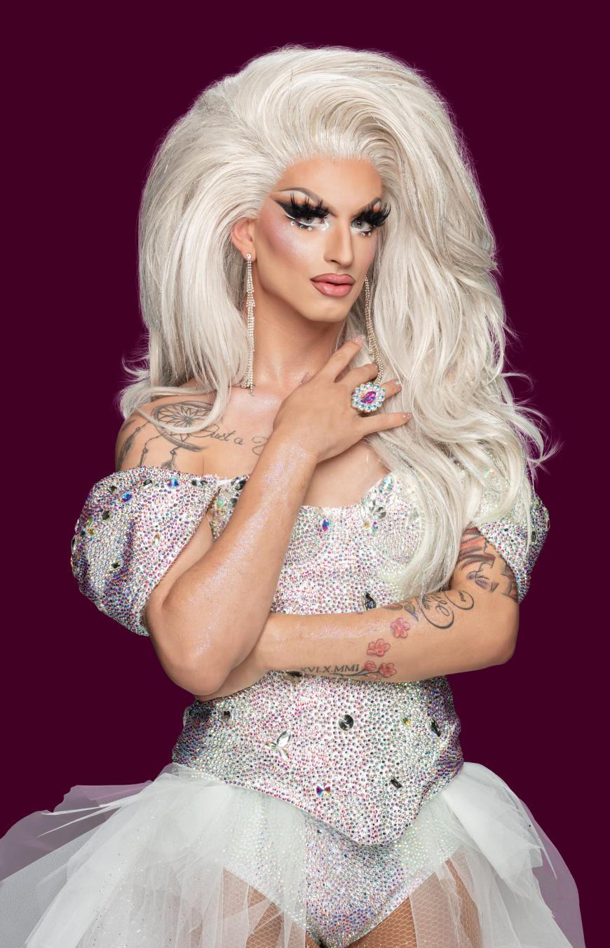 Katy Bähm, 27, aus Berlin (Instagram: katybaehm)
Bähm! Mit fast 60.000 Followern auf Instagram und ihrem eigenen Onlineshop für Wigs ist Katy Bähm bereits eine feste Größe in der deutschen Drag Szene. Anders als ihr Name vermuten lässt, ist sie aber keine laute Drag Queen. Im Gegenteil: Katy mag es lieber ruhig und entspannt. Alles begann ursprünglich mit einer Karnevalsverkleidung als Lady Gaga.