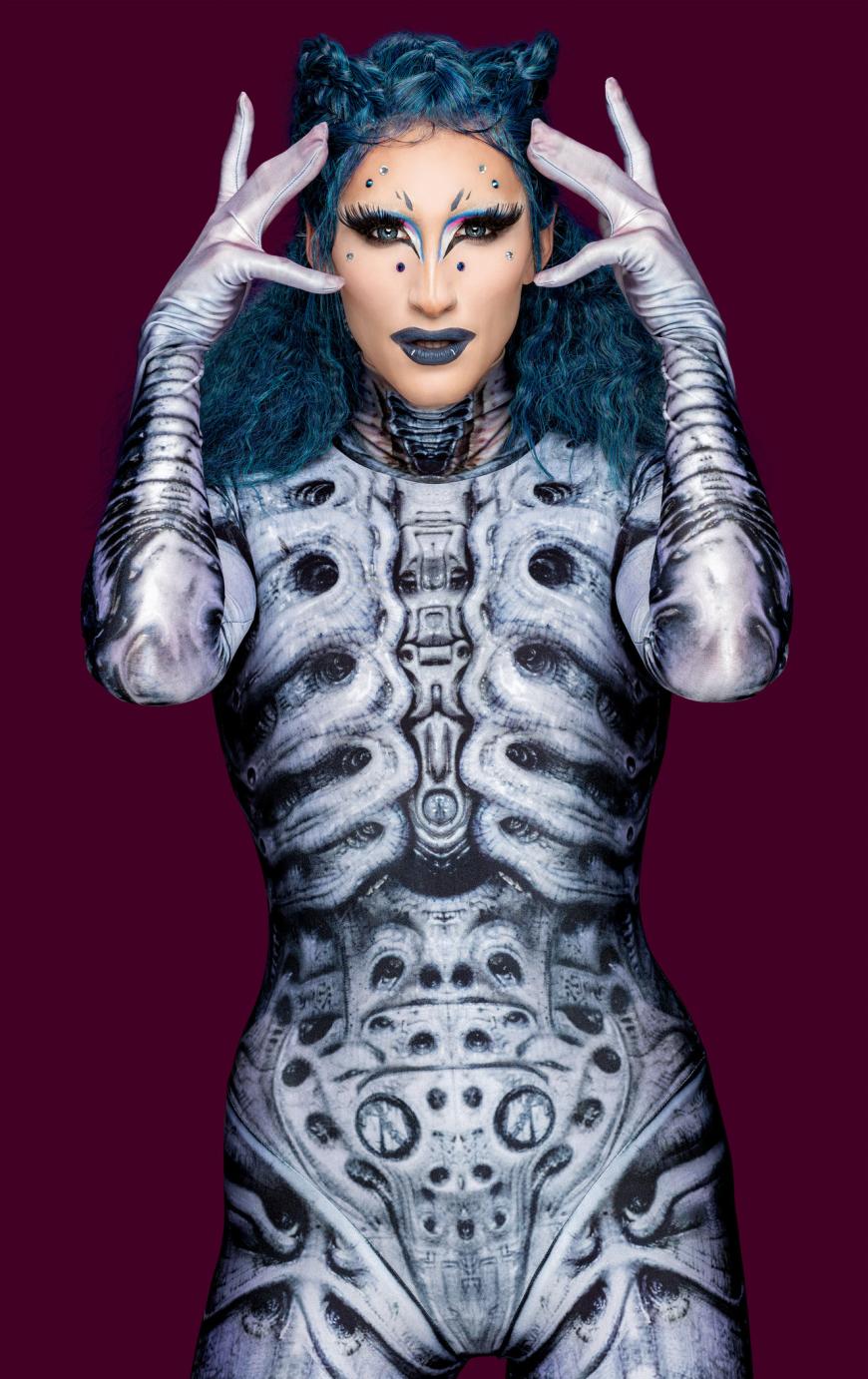 Vava Vilde, 30, aus Stuttgart (Instagram: vavavilde)
Fantasievoll, futuristisch, wild: Vava Vilde ist eine Drag Queen von einem anderen Planeten. Mit ihren teilweise selbst designten und gebastelten – oft galaktischen und futuristischen – Outfits und ihren oft komödiantischen Lip-Sync-Performances verzaubert Vava seit acht Jahren regelmäßig ihr Publikum.