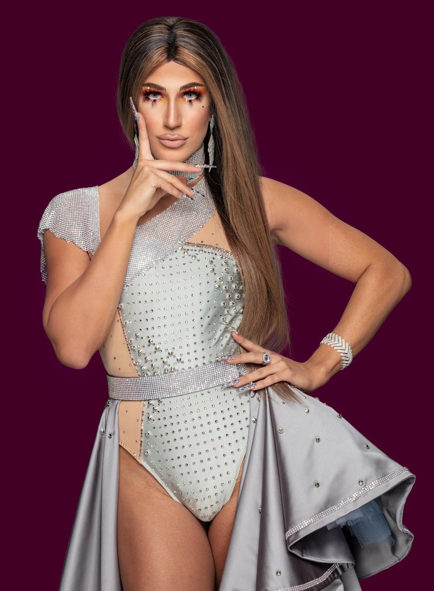 Yoncé Banks, 27, aus Paderborn (Instagram: yoncebanks)
Nach ihrem großen Vorbild benannt: Schon mit sechs Jahren war Yoncé Banks ein großer Beyoncé-Fan. Wie ihr Idol hat auch sie sich in der Drag-Queen Szene mit ihren einzigartigen und powervollen Tanz-Moves einen Namen gemacht. Dieses Talent hat sie schon von klein auf für sich entdeckt und durch eigenständiges Training in ihrem Zimmer für sich ausgereift und perfektioniert.