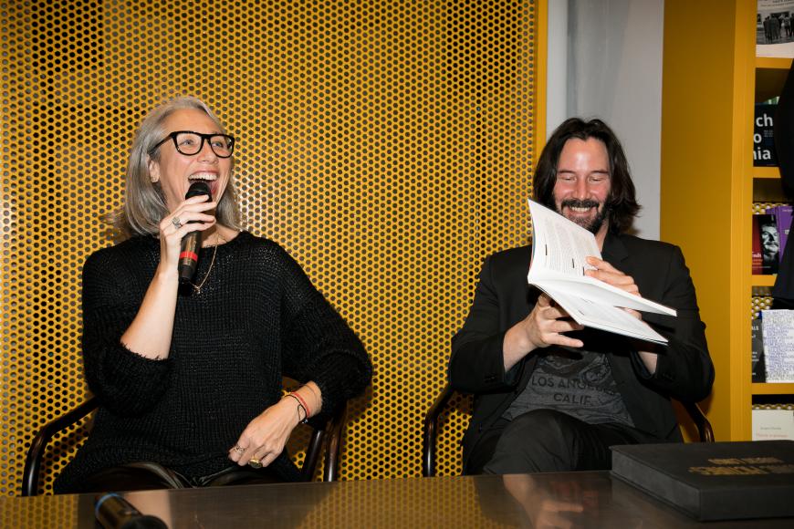 Extrem vertraut gingen die Künstlerin und der Schauspieler bereits 2016 miteinander um. Damals berichtete Grant bereits von nächtlichen SMS, die Keanu ihr schreibe ...
