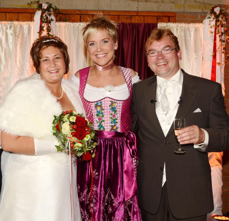 2011: Willi und Karola
Ziegenwirt Willi hat seine Karola geheiratet. Unter den Gästen der Traumhochzeit war natürlich auch Moderatorin Inka Bause (M.).
