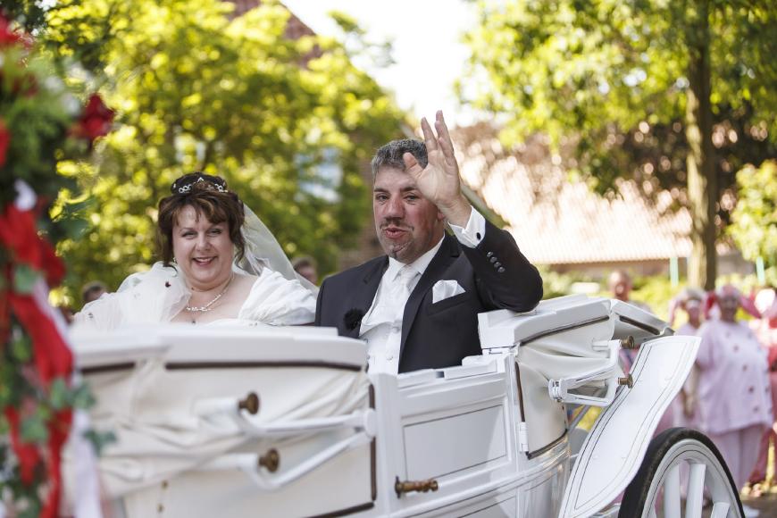2013: Iris und Uwe
Glückstrahlend fuhren Iris und Uwe in einer Hochzeitskutsche vor, um sich von ihren Gästen feiern zu lassen.