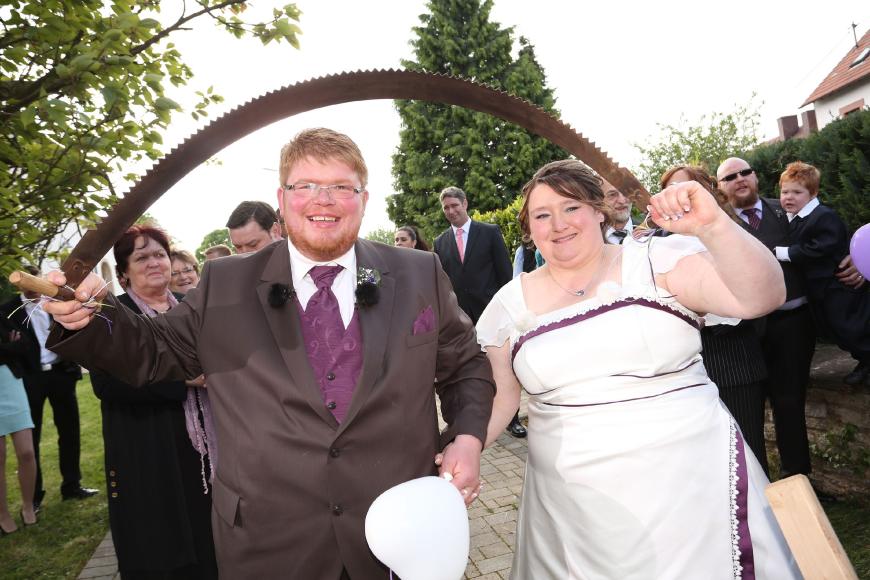 2014: Peter & Nicole
Der schüchterne Ackerbauer Peter war 2012 auf der Suche nach der großen Liebe. Er hat sie gefunden und seiner Nicole das Ja-Wort gegeben.