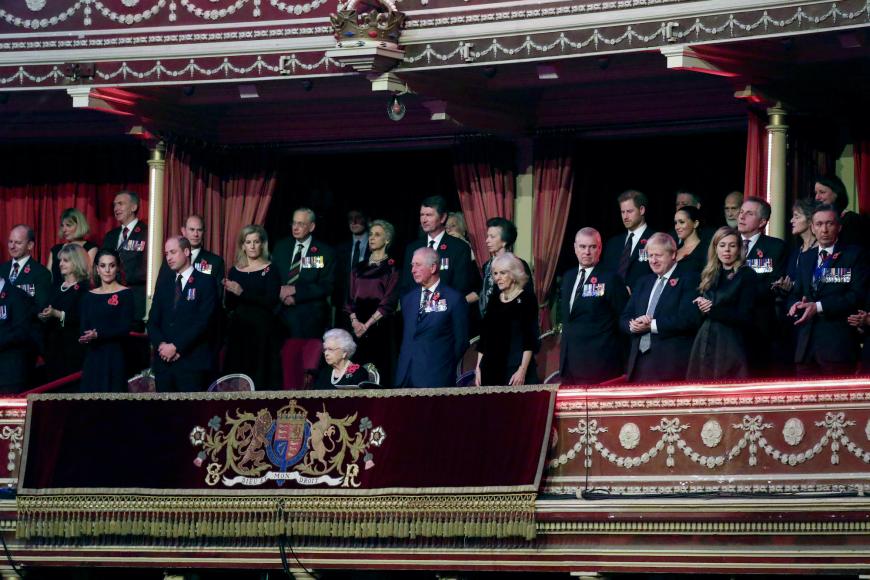 Die Distanz zwischen den Paaren hätte größer nicht sein können. Während William und Kate neben der Queen, Charles und Camilla in der ersten Reihe auf dem Balkon in der Royal Albert Hall Platz nahmen, mussten Harry und Meghan in der Reihe dahinter Platz nehmen.