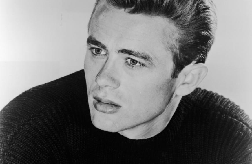 James Dean kam 1955 bei einem Autounfall ums Leben. Ein riesiger Schock für ganz Hollywood. Bis heute gilt der ewig 24-Jährige als Film-Legende.