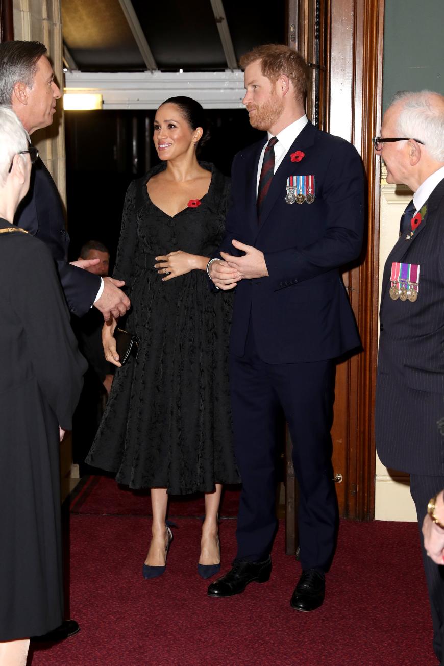 ... immer wieder legte die Ehefrau von Prinz Harry liebevoll ihre Hände auf ihren Bauch. Eindeutiger Hinweis oder einfach nur Zufall?