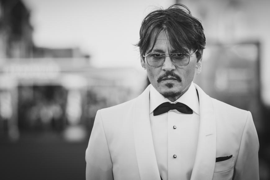 Schwerer Alkohol-Rückfall bei Johnny Depp? “Während der Veranstaltung trank er den Alkohol aus einer Kaffeetasse. Es war verrückt! Seine Sicherheitsleute mussten versuchen, ihn auf seinen Beinen zu halten”, wird ein Insider vom US-