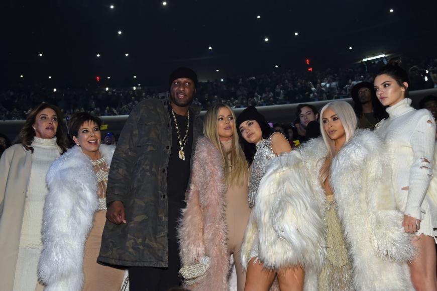 Für die Familie rund um Ex-Frau Kris Jenner (2.v.l.), Khloé Kardashian (m.), Töchter Kylie (3.v.r.) und Kendall Jenner (r.) sowie Kim Kardashian (2.v.r.) ein absoluter Schock.