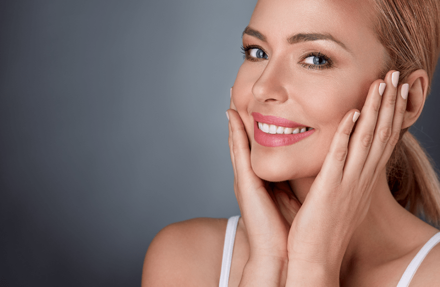 Ab dem 40. Lebensjahr darf selbst das Make-up pflegende Eigenschaften besitzen. Sogenannte Serum-Foundations sollen diese Aufgabe erfüllen können.