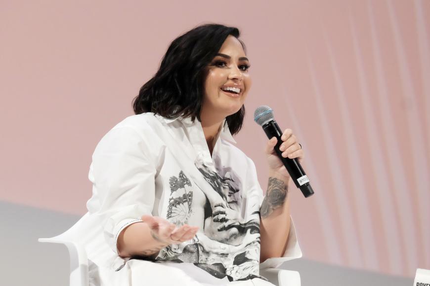 Haben wir etwas verpasst? Demi Lovato zeigt sich in den sozialen Netzwerken plötzlich mit Babybauch!