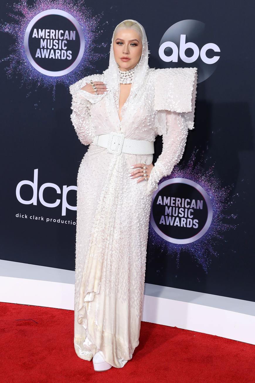 Was war denn da los? Christina Aguilera legte in ihrem Outfit von Designer Jean Paul Gaultier definitiv einen ... naja, extravaganten Auftritt hin. Der Look war definitiv ein Flop!