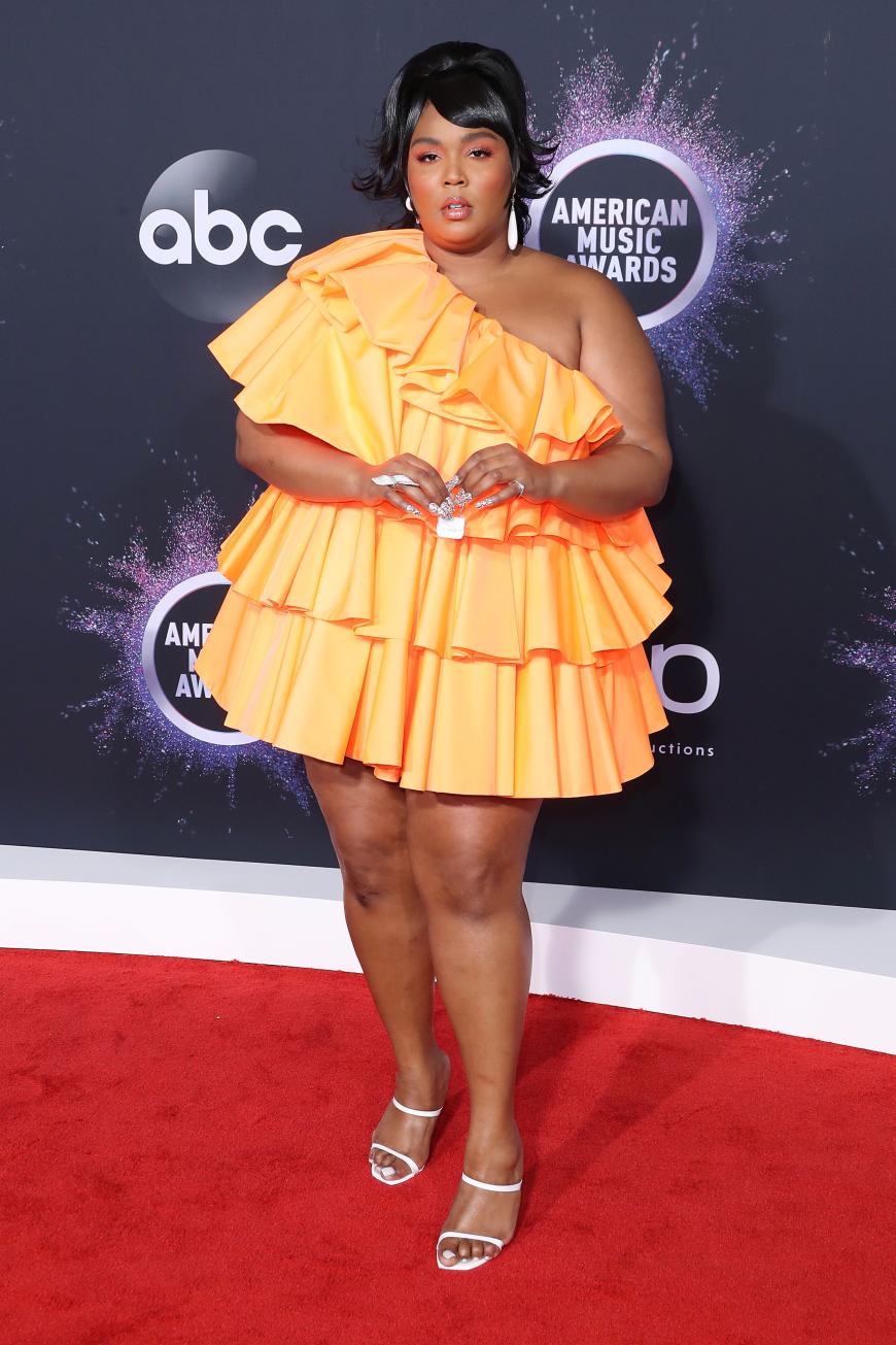 Sängerin Lizzo setzte mit diesem kurzen Bonbon-Dress ein Zeichen: Ladys, zeigt eure Kurven und steht dazu! Für uns auf jeden Fall ein Top-Auftritt!