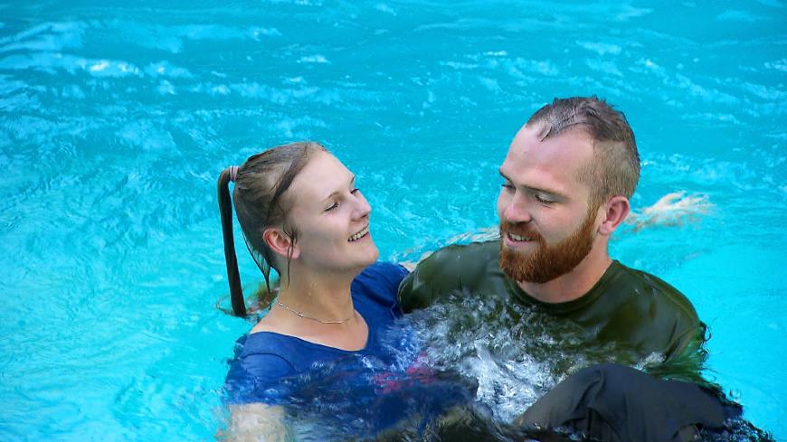 ... nachdem sie sich im Pool nähergekommen waren.