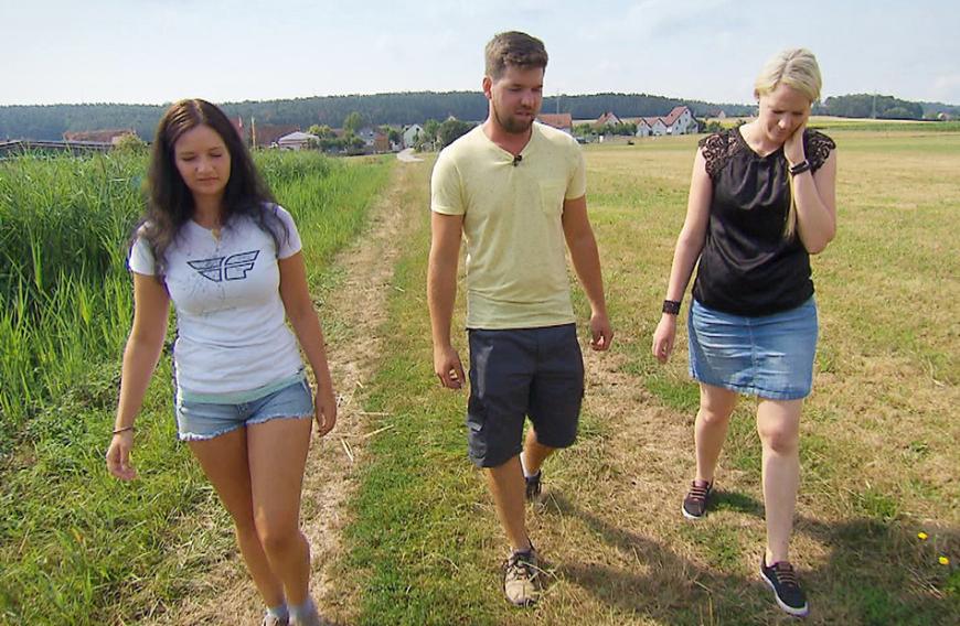 Während der Hofwoche schickte Michael erst Kandidatin Carina (rechts) nach Hause, nur um sie dann kurze Zeit später wieder zurück zu holen und Conny (links) dafür in den WInd zu schießen.