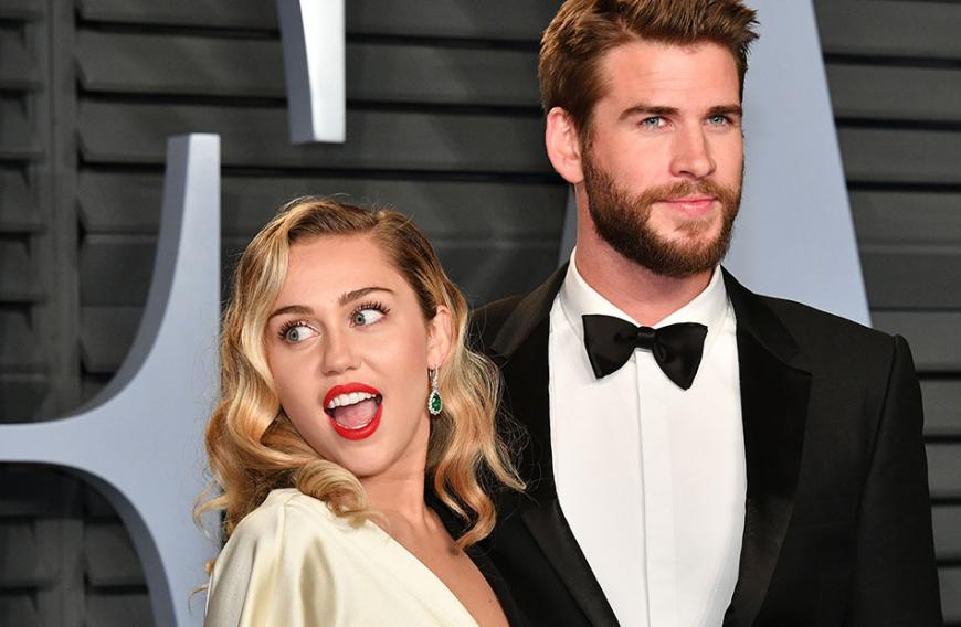 Als sie noch mit ihrem Ehemann Liam Hemsworth liiert war, trug sie schlichtere und unaufgeregte Outfits.