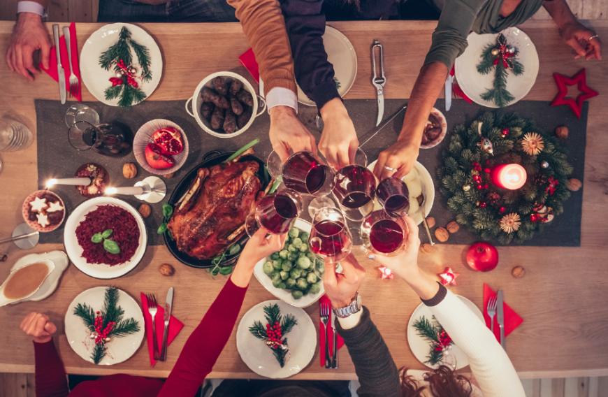 Wer sich ausreichend bewegt, ein paar Schlank-Booster in das Menü einbaut und auf kalorienarme Alternativen zurückgreift, der muss in der Adventszeit keine Panik vor zusätzlichen Kilos haben.