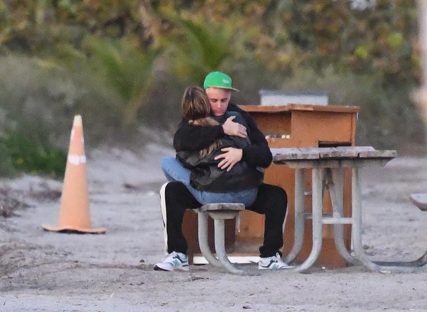 Mit trauriger Miene hält Justin Bieber seine Ehefrau Hailey fest im Arm ...