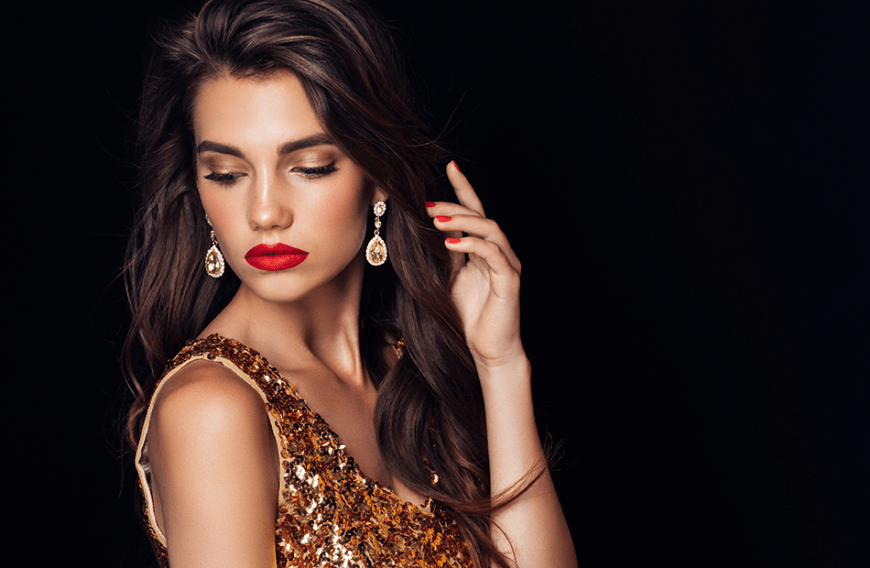 Gold und Rot sind die klassischen Weihnachtsfarben. Da darf auch gerne unser Make-up in diesen Tönen ausfallen. Allerdings warten noch weitere Make-up-Trends auf dich ... 