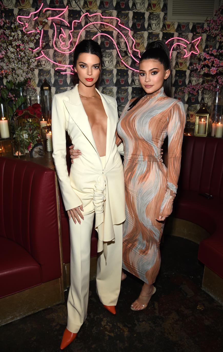 Sogar ihre Töchter Kendall und Kylie Jenner bekommen ihr Fett weg.