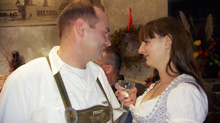 KAI (41) & LENA: ZUSAMMEN
Stattdessen knisterte es beim Scheunenfest-Wiedersehen zwischen Kai und Lena. Und das, obwohl Lena sich vor der Staffel eigentlich für Bauer Thomas beworben hatte ... Anfang Dezember gaben Kai und Lena bekannt, dass sie ein Liebespaar sind!