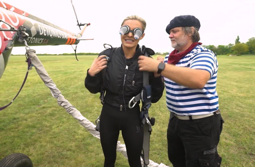 Wer sich die Challenge von Sophia aufmerksam anschaut, der wird schnell misstrauisch. Wusste die Schauspielerin wirklich nicht, dass sie aus dem Flugzeug geschubst wird?