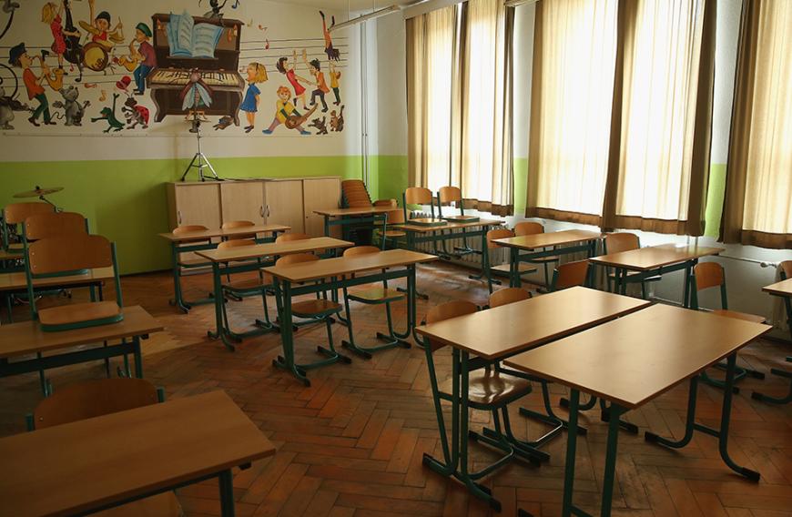 Lehrer in Wales starb, nachdem er von einem Schüler mit einem Stuhl beworfen wurde.